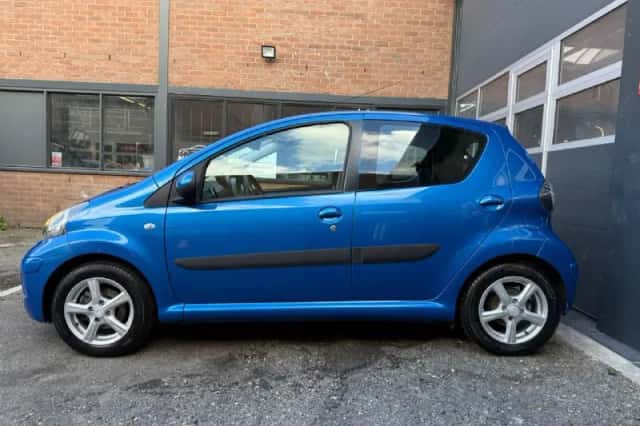 Toyota Aygo (2010) thumbnail 2