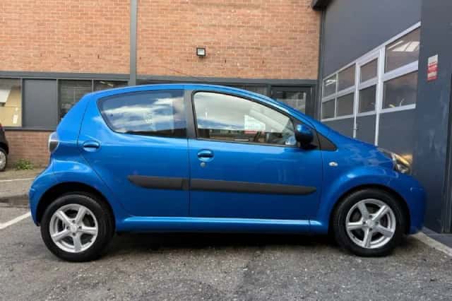 Toyota Aygo (2010) thumbnail 4
