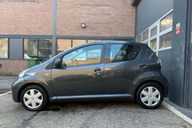 Toyota Aygo (2010) thumbnail 2
