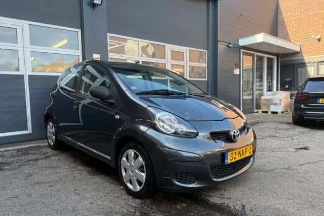 Toyota Aygo (2010) thumbnail 3