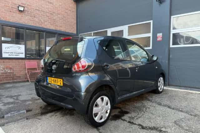 Toyota Aygo (2010) thumbnail 5