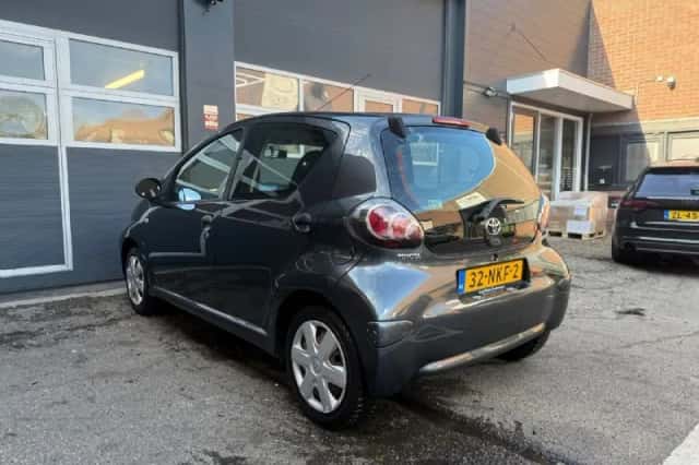 Toyota Aygo (2010) thumbnail 6