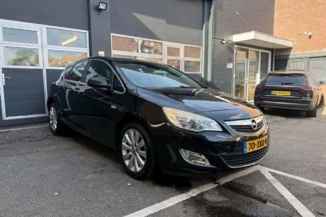 Opel Astra (2012) thumbnail 3