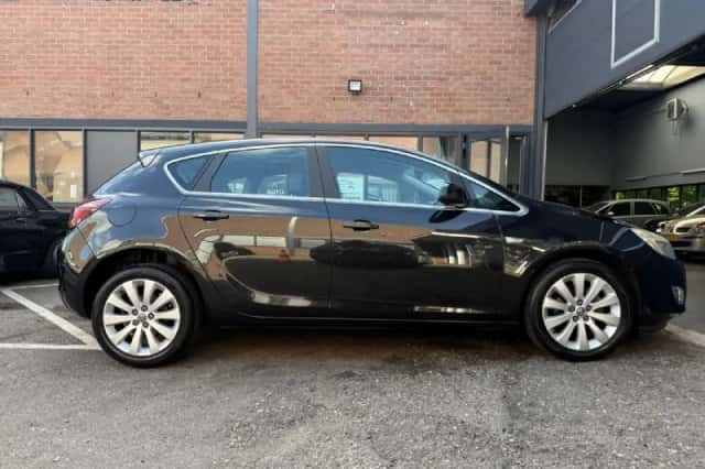 Opel Astra (2012) thumbnail 4