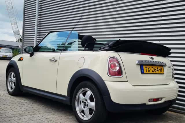 MINI Cabrio (2011) thumbnail 3
