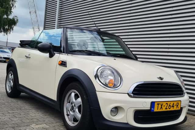 MINI Cabrio (2011) thumbnail 4