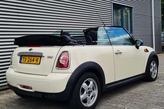 MINI Cabrio (2011) thumbnail 5