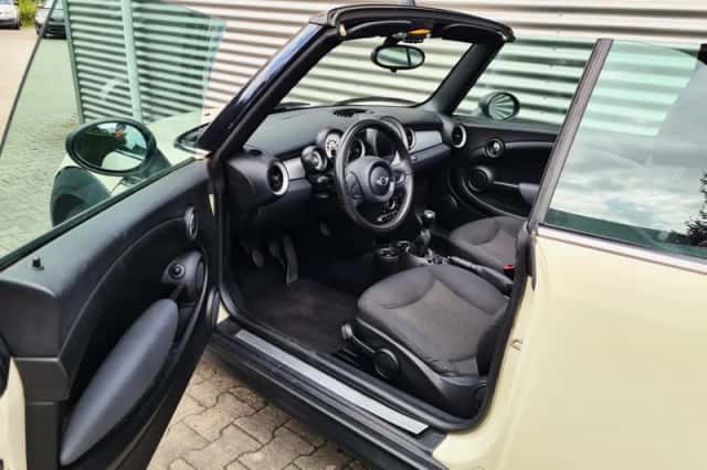 MINI Cabrio (2011) thumbnail 6