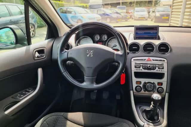 Peugeot 308 (2011) thumbnail 6