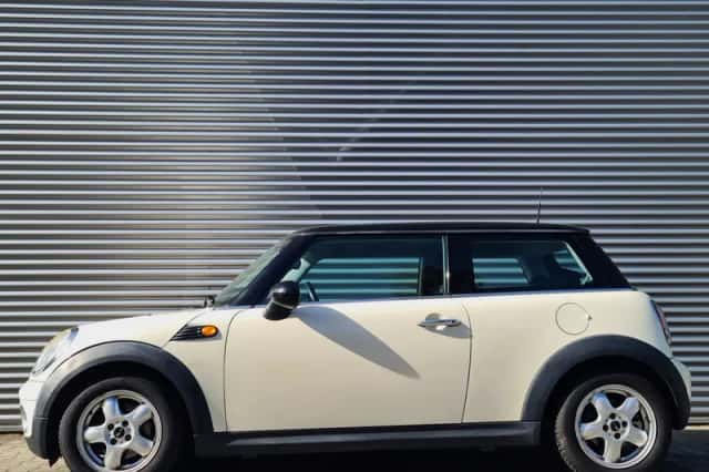 MINI Cooper (2009) thumbnail 2