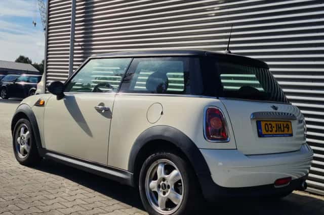 MINI Cooper (2009) thumbnail 3