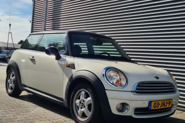 MINI Cooper (2009) thumbnail 4