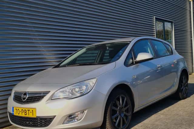 Opel Astra (2011) thumbnail 1