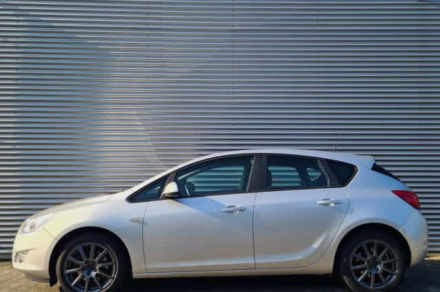Opel Astra (2011) thumbnail 2