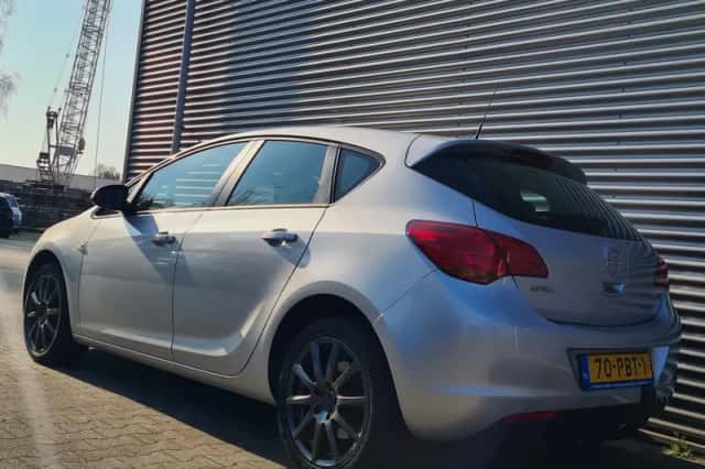 Opel Astra (2011) thumbnail 3