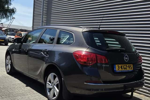 Opel Astra (2013) thumbnail 3