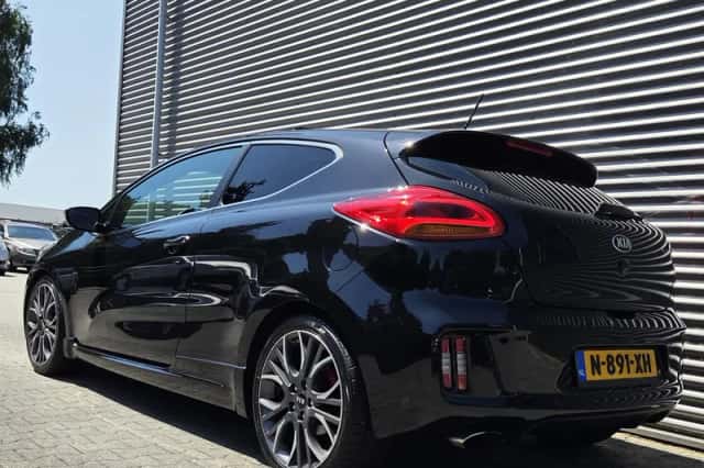 Kia ProCeed (2015) thumbnail 3