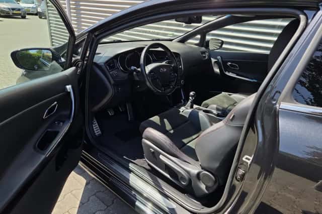 Kia ProCeed (2015) thumbnail 6