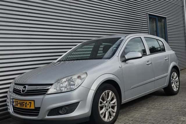 Opel Astra (2008) thumbnail 1
