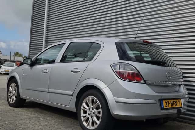 Opel Astra (2008) thumbnail 3