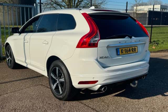 Volvo XC60 (2016) thumbnail 3