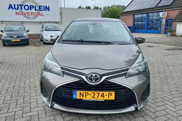 Toyota Yaris (2017) thumbnail 2