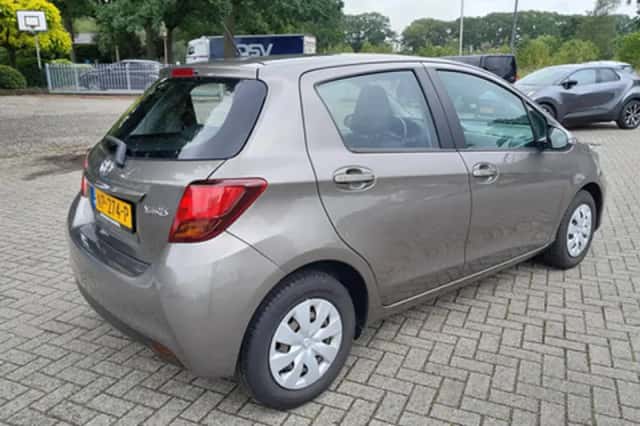 Toyota Yaris (2017) thumbnail 5