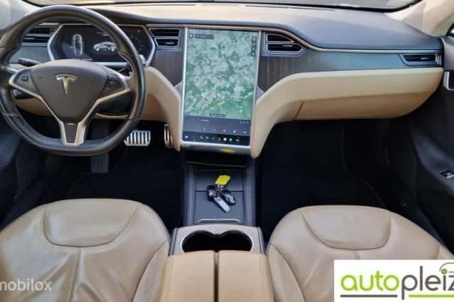 Tesla Model S (2013) thumbnail 3