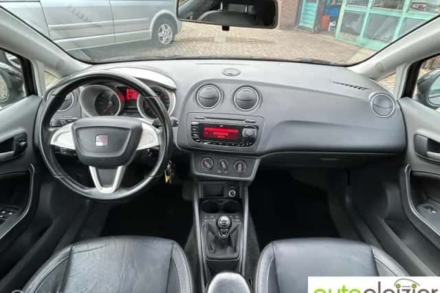 SEAT Ibiza (2010) thumbnail 3