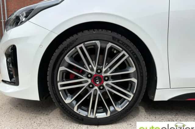 Kia ProCeed (2019) thumbnail 3