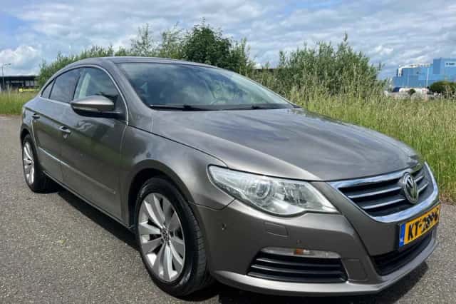 Volkswagen Passat (2011) thumbnail 2