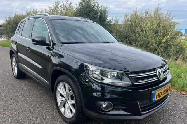 Volkswagen Tiguan (2015) thumbnail 2