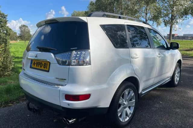 Mitsubishi Outlander (2011) thumbnail 4