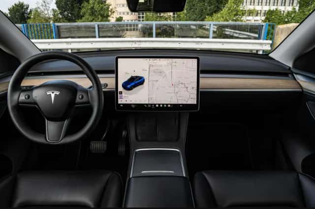Tesla Model Y (2022) thumbnail 3