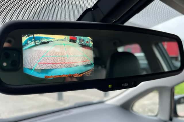 Toyota Auris (2011) thumbnail 2