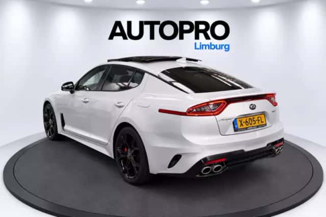 Kia Stinger (2018) thumbnail 2