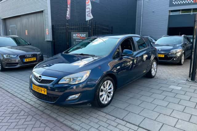 Opel Astra (2012) thumbnail 1
