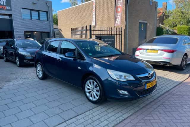 Opel Astra (2012) thumbnail 3