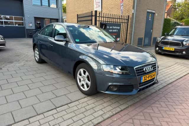 Audi A4 (2011) thumbnail 3