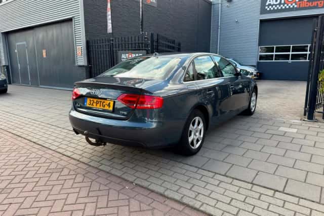Audi A4 (2011) thumbnail 4
