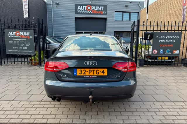 Audi A4 (2011) thumbnail 5