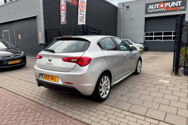 Alfa Romeo Giulietta (2011) thumbnail 4