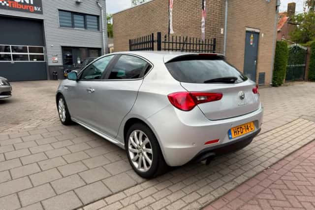 Alfa Romeo Giulietta (2011) thumbnail 6