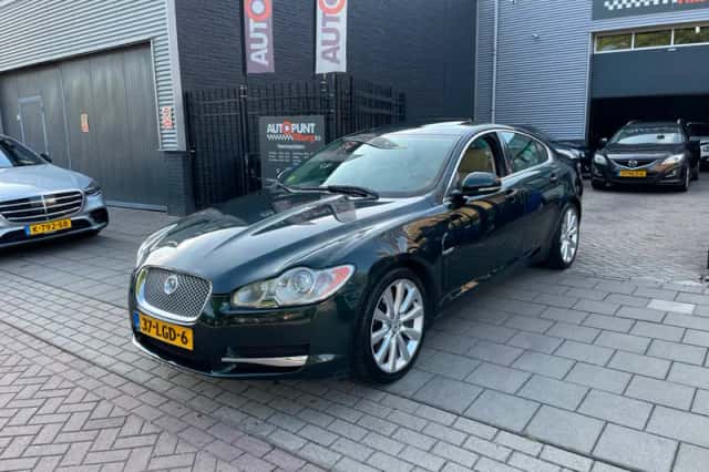 Jaguar XF (2010) thumbnail 1