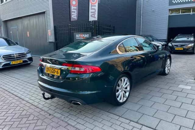 Jaguar XF (2010) thumbnail 4