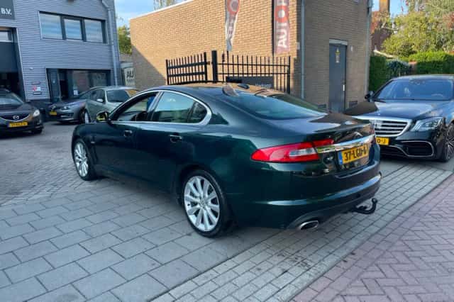 Jaguar XF (2010) thumbnail 6