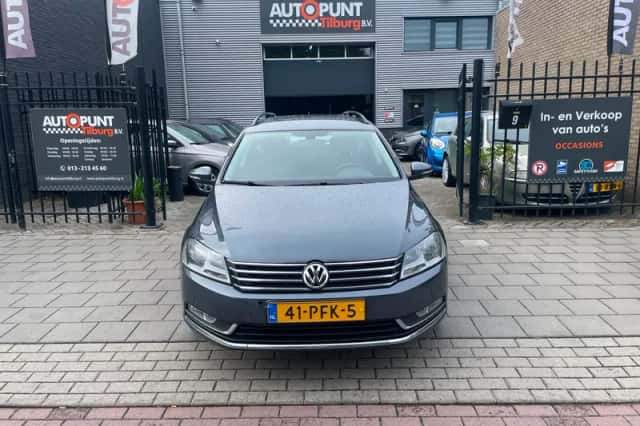 Volkswagen Passat (2011) thumbnail 2