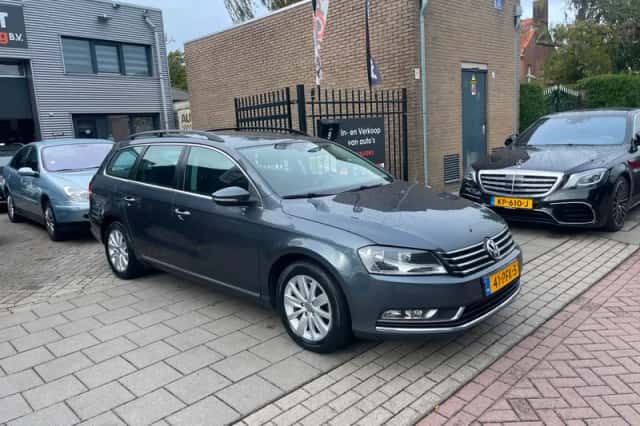 Volkswagen Passat (2011) thumbnail 3