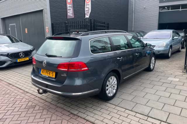 Volkswagen Passat (2011) thumbnail 4