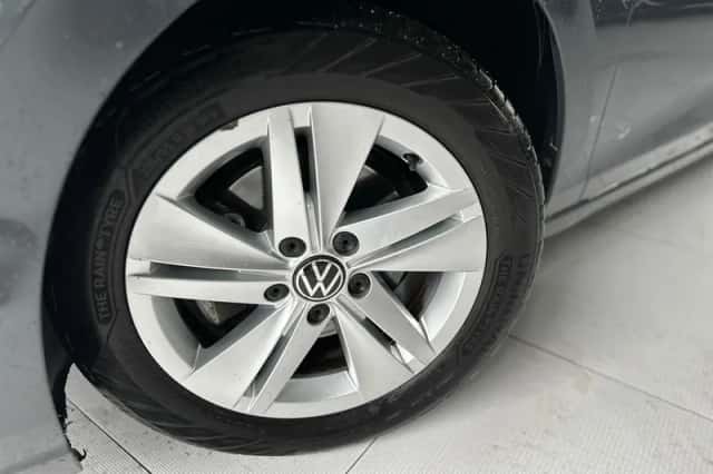 Volkswagen Golf (2021) thumbnail 3
